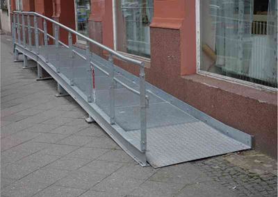 ABEX - barrierefreie Rampe mit Plattform an Gebäude